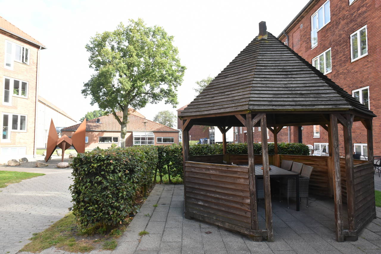Pavillon og udendørsareal