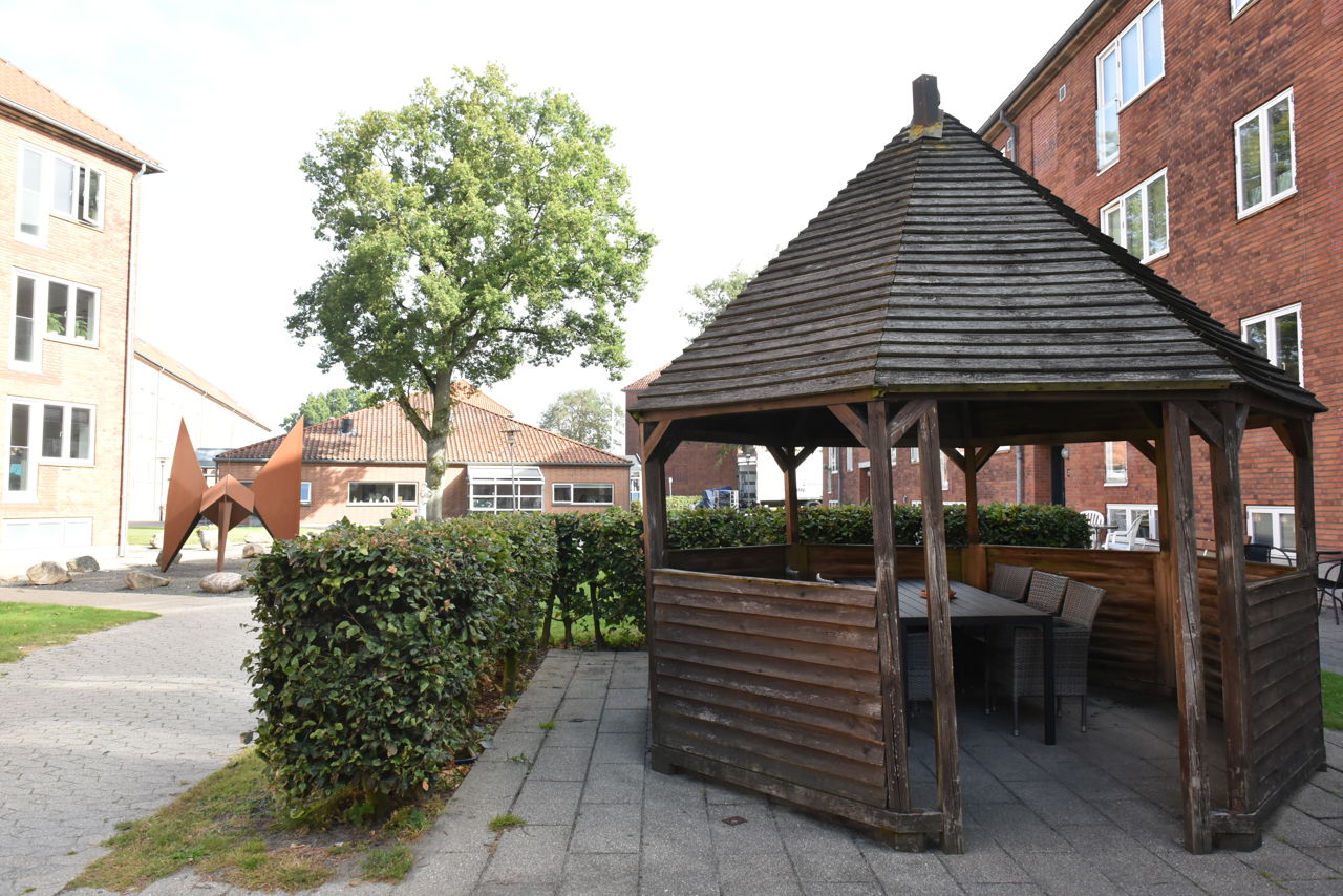 Pavillon og udendørsareal