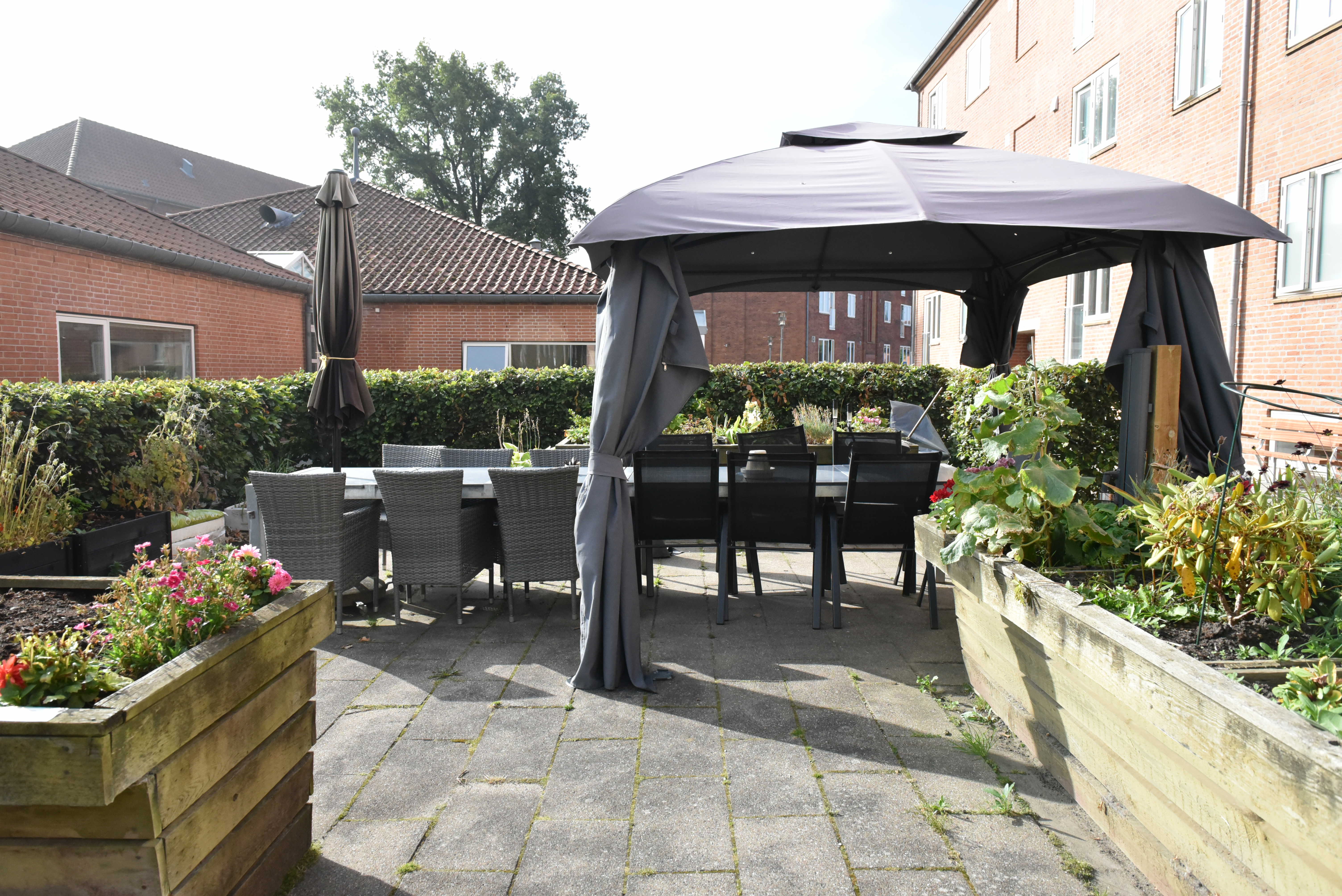 Bakkegårdens terrasse og udeareal